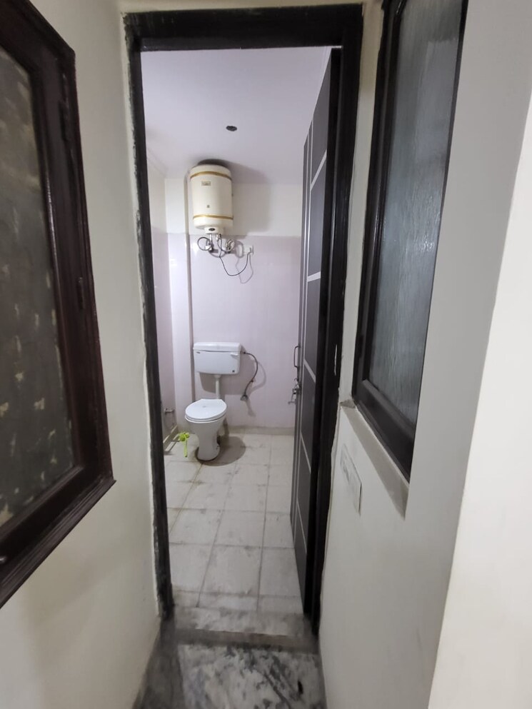 Bathroom, govindpuri 1.5 Bedroom 40 Sq.Yd. Builder Floor In Govindpuri Delhi 8649588