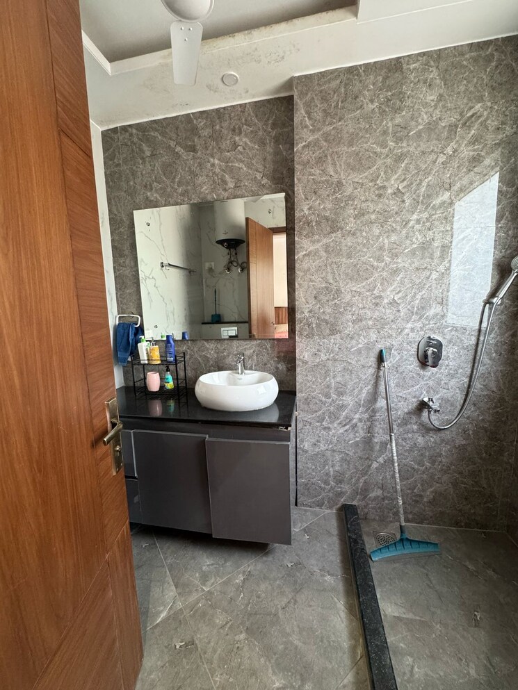 Attached Bathroom, sector 55 2 Bedroom 1800 Sq.Ft. Builder Floor In Sector 55 Gurgaon 8649636