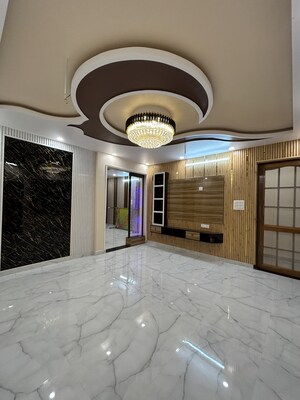 Parking in 4 BHK Villa at Krishna Nagar – for Sale