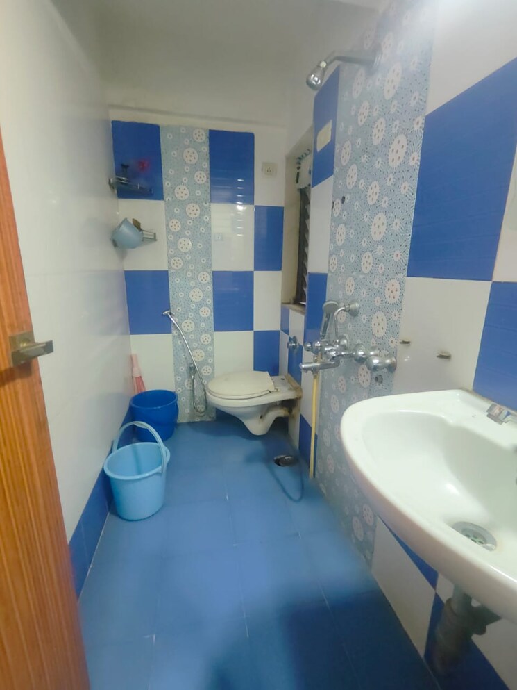 Bathroom, sector 62 3 Bedroom 950 Sq.Ft. Apartment In Sector 62 Noida 8650255