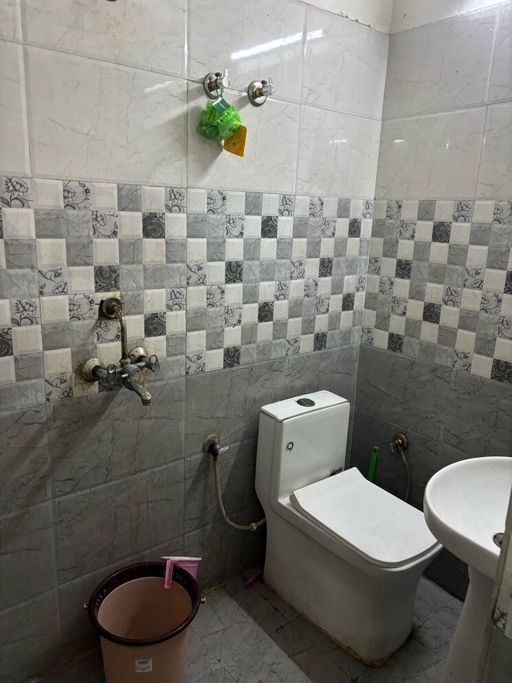 Bathroom, kanha-apartments 2 Bedroom 950 Sq.Ft. Apartment In Sector 70 Noida 8650344