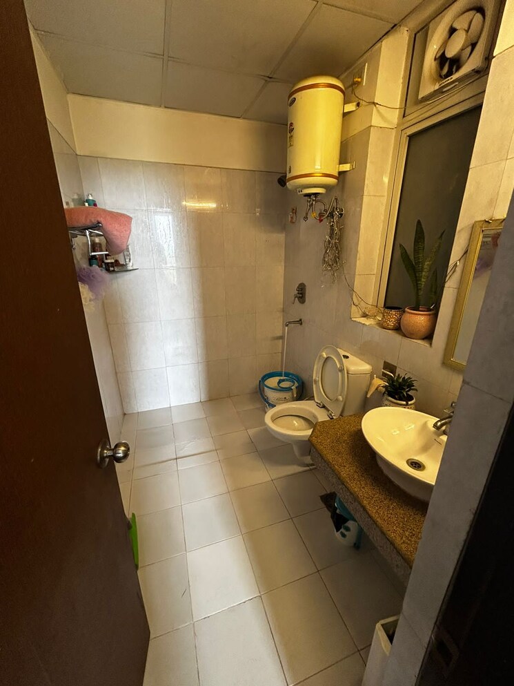 Bathroom, shapoorji-pallonji-joyville-gurgaon 2 Bedroom 915 Sq.Ft. Apartment In Sector 102 Gurgaon 8650328