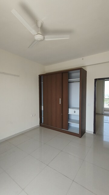 Room in 3.5 BHK Apartment at Balongi Village – for Rent