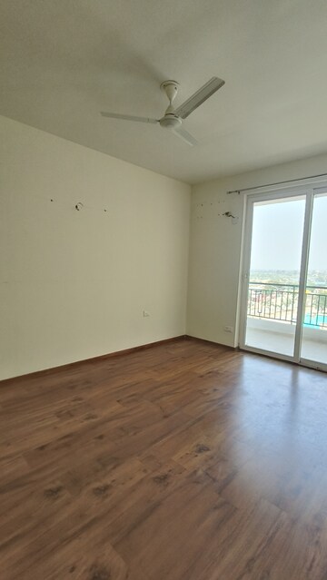 Room in 3.5 BHK Apartment at Balongi Village – for Rent