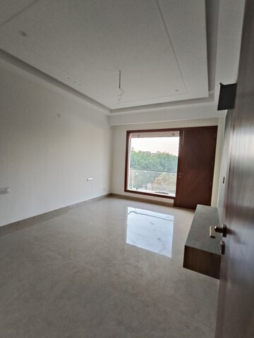 Room in 3 BHK Builder Floor at Aerocity – for Rent