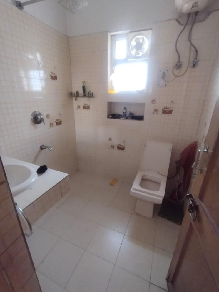 Bathroom, chittaranjan park 2 Bedroom 900 Sq.Ft. Builder Floor In Chittaranjan Park Delhi 8650995