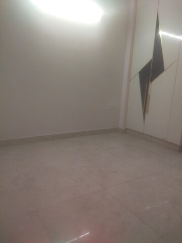 Room in 2 BHK Apartment at Amrapali Golf Homes, Sector 4 Greater Noida – for Rent