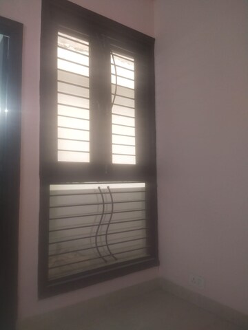 Room in 2 BHK Apartment at Amrapali Golf Homes, Sector 4 Greater Noida – for Rent