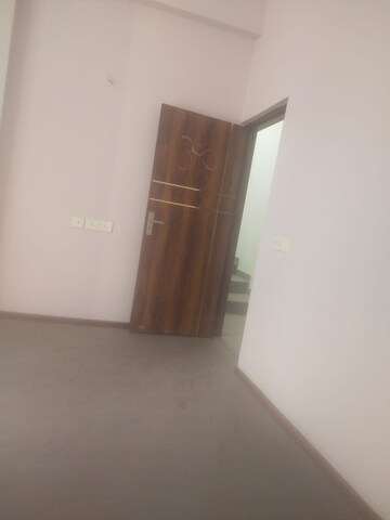Room in 2 BHK Apartment at Amrapali Golf Homes, Sector 4 Greater Noida – for Rent
