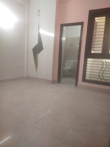 Room in 2 BHK Apartment at Amrapali Golf Homes, Sector 4 Greater Noida – for Rent