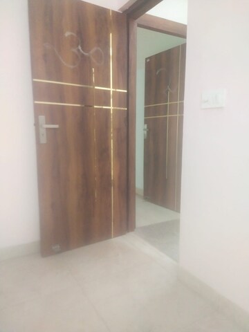 Room in 2 BHK Apartment at Amrapali Golf Homes, Sector 4 Greater Noida – for Rent
