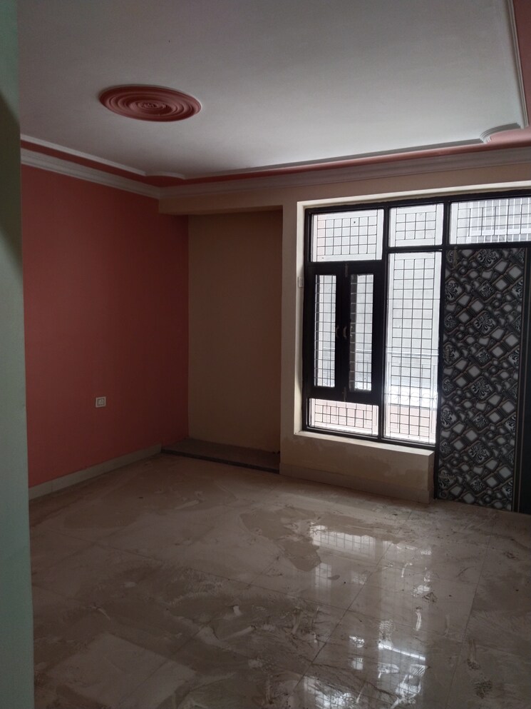 Room, sector 55 3 Bedroom 1950 Sq.Ft. Independent House In Sector 55 Noida 8651074