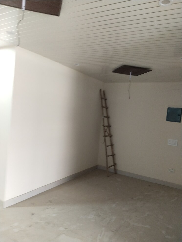 Room, sector 55 3 Bedroom 1950 Sq.Ft. Independent House In Sector 55 Noida 8651074