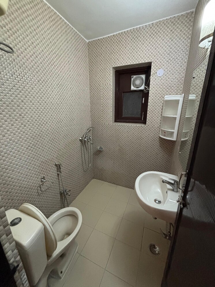 Bathroom, hemkunt colony 1 Bedroom 900 Sq.Ft. Builder Floor In Hemkunt Colony Delhi 8651083