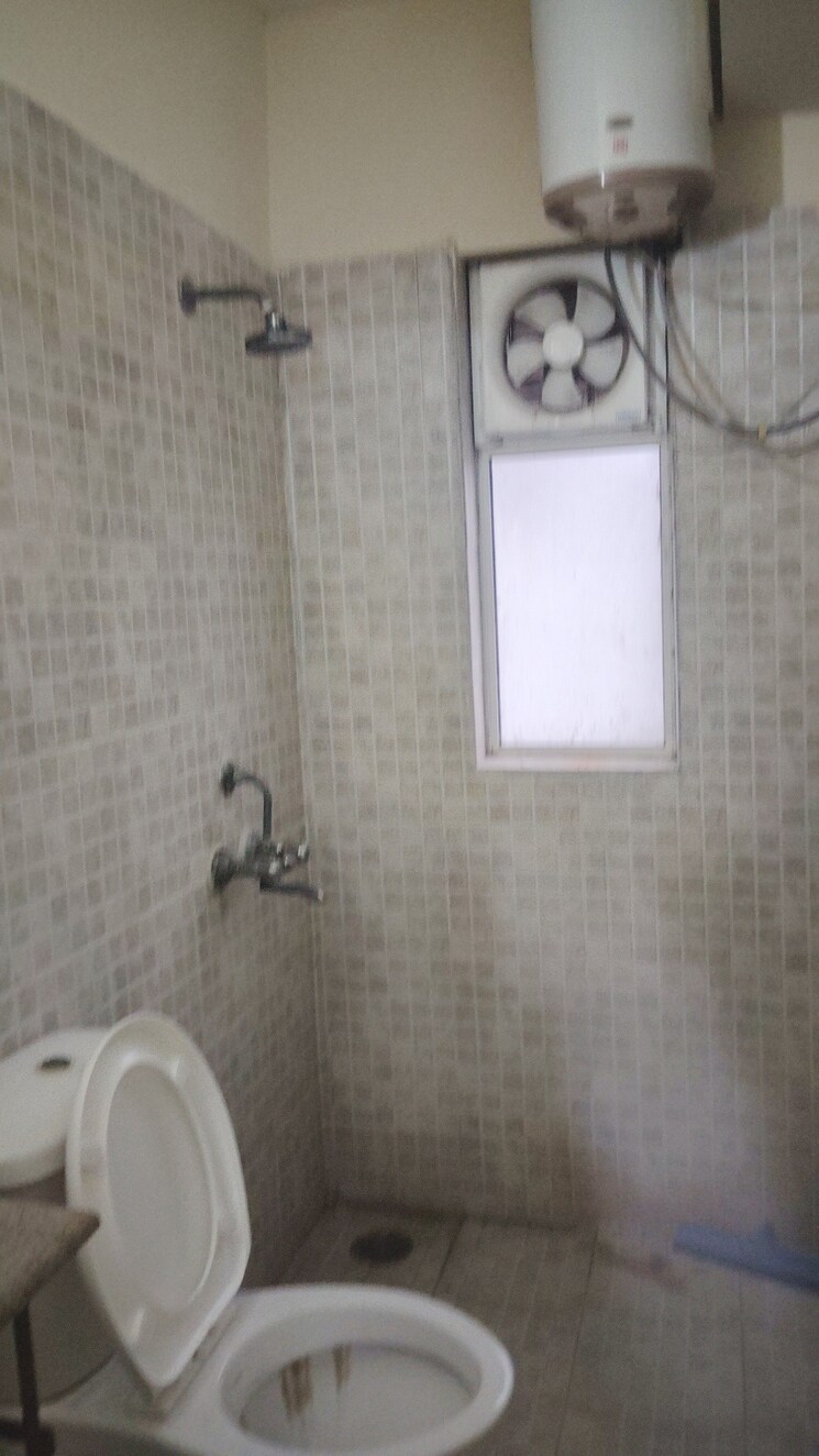 Bathroom, paras-tierea 2 Bedroom 825 Sq.Ft. Apartment In Sector 137 Noida 8651111