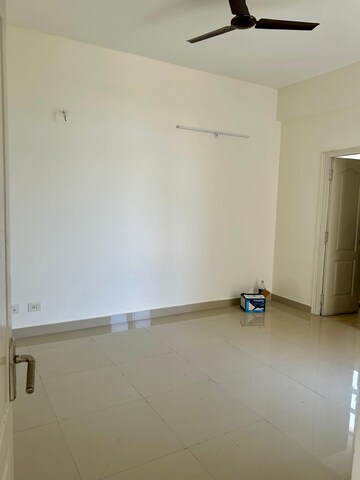 Room in 3 BHK Apartment at Eldeco Green Meadows, Pi Greater Noida – for Rent