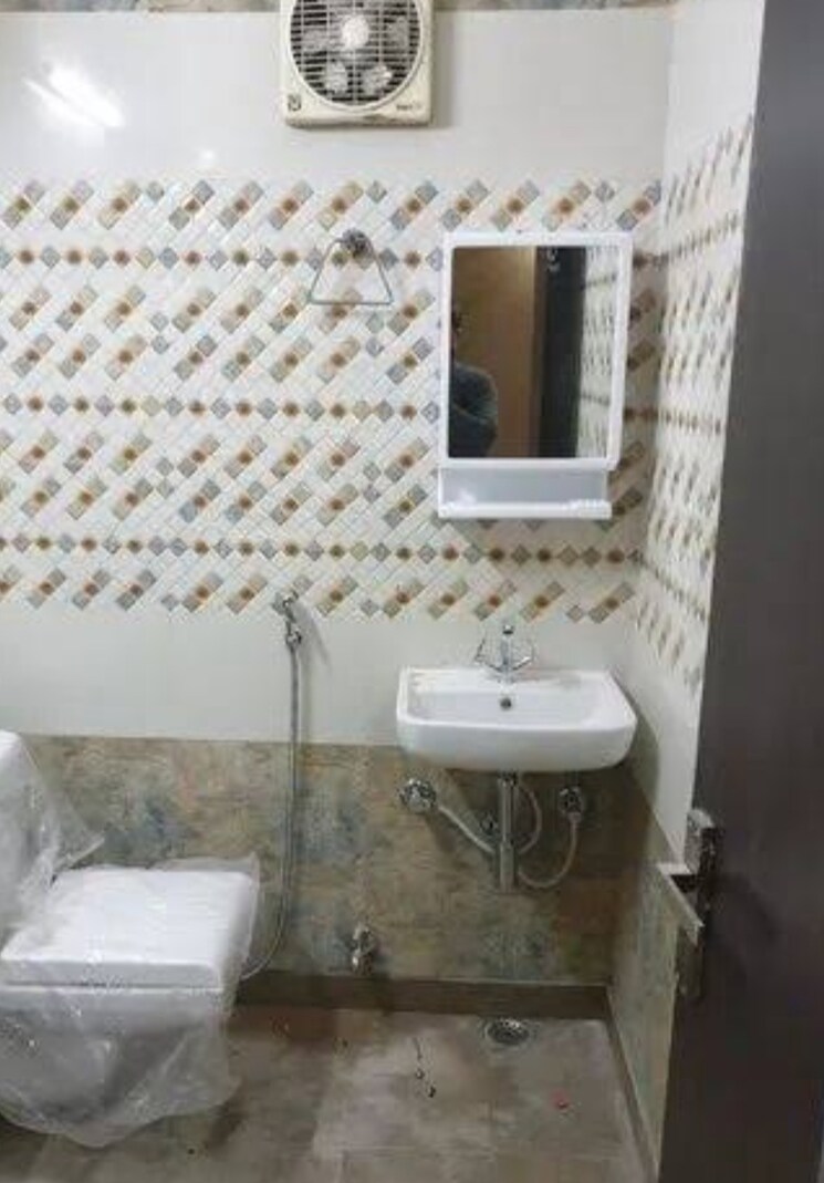 Bathroom, hauz rani 3 Bedroom 950 Sq.Ft. Builder Floor In Hauz Rani Delhi 8651260