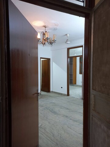 Room in 1 BHK Apartment at Niti Khand Iii – for Rent