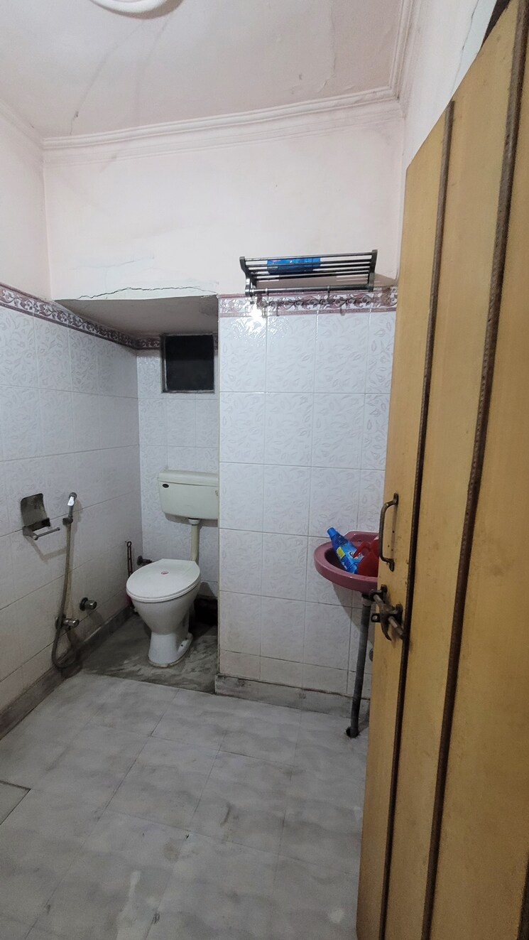 Bathroom, gtb enclave 3 Bedroom 1000 Sq.Ft. Apartment In Gtb Enclave Delhi 8651303