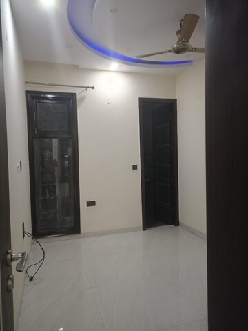 Room in 2.5 BHK Apartment at Triveni Apartments CGHS, Paschim Vihar – for Rent