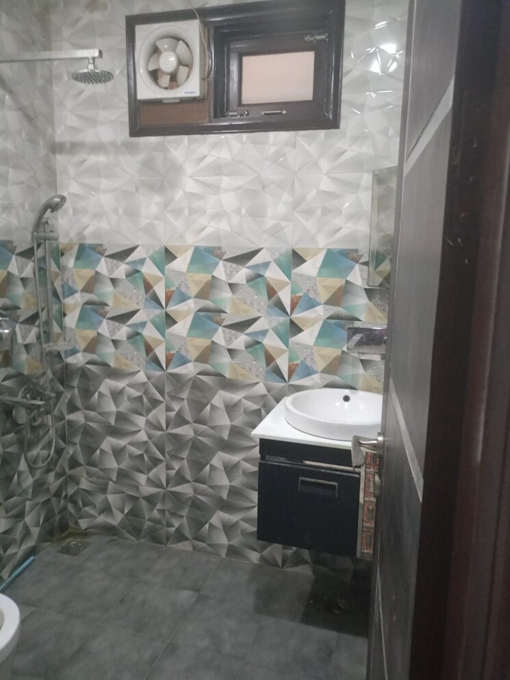 Bathroom, triveni-apartments-cghs 2.5 Bedroom 1200 Sq.Ft. Apartment In Paschim Vihar Delhi 8651310