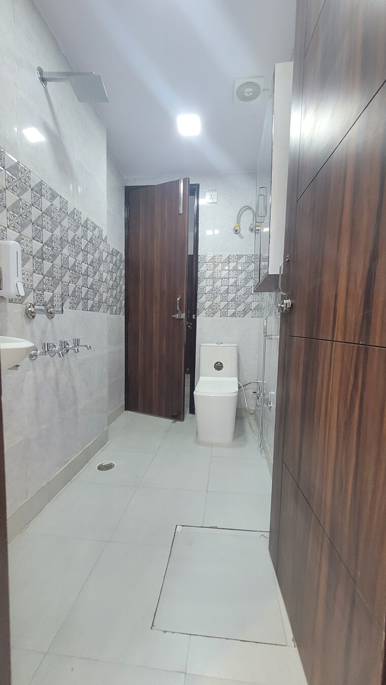 Attached Bathroom, dilshad garden 3 Bedroom 900 Sq.Ft. Apartment In Dilshad Garden Delhi 8651366