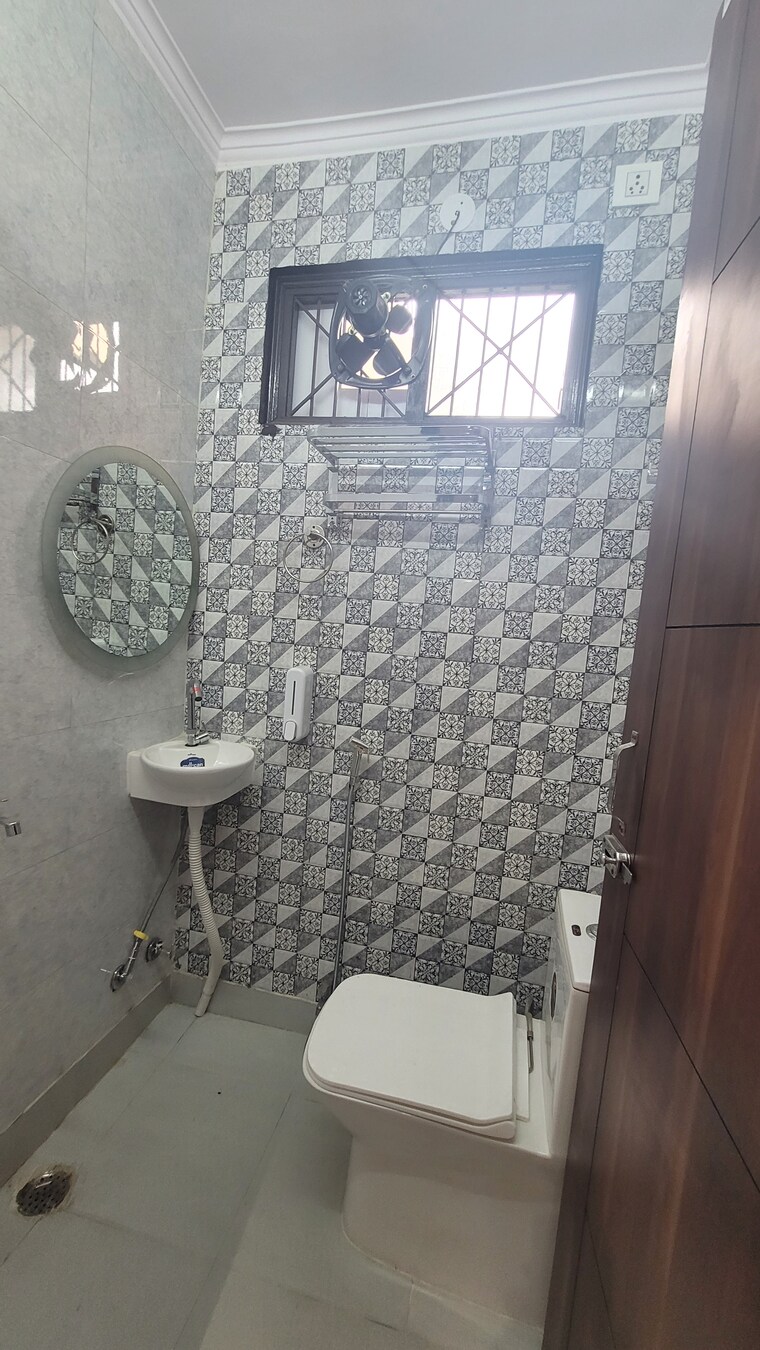 Attached Bathroom, dilshad garden 3 Bedroom 900 Sq.Ft. Apartment In Dilshad Garden Delhi 8651366