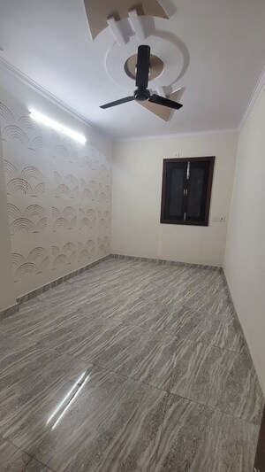 Room in 3 BHK Apartment at Dilshad Garden – for Sale