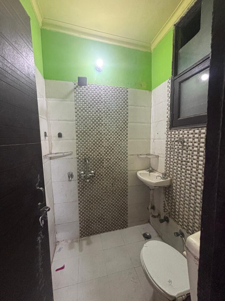 Bathroom, vasundhara sector 1 3 Bedroom 1700 Sq.Ft. Builder Floor In Vasundhara Sector 1 Ghaziabad 8651723