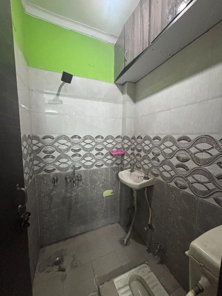 Bathroom, vasundhara sector 1 3 Bedroom 1700 Sq.Ft. Builder Floor In Vasundhara Sector 1 Ghaziabad 8651723