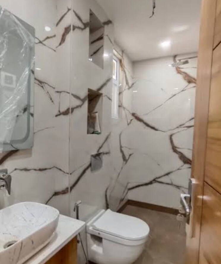 Bathroom, veera-safdarjung-enclave 3 Bedroom 1400 Sq.Ft. Builder Floor In Safdarjung Enclave Delhi 8651683