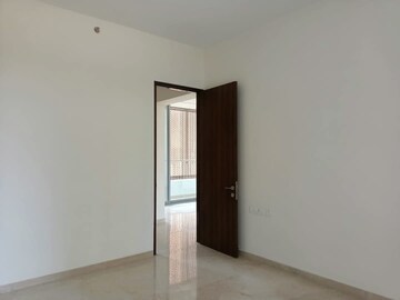 Room in 2 BHK Apartment at Piramal Vaikunth, Balkum Pada – for Rent