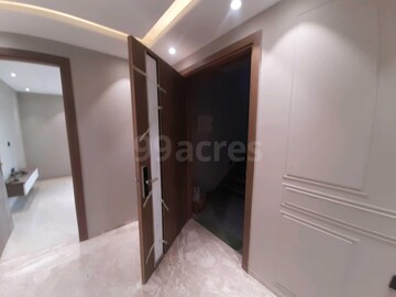 Building Lobby in 3 BHK Builder Floor at Sector 47 – for Sale