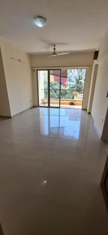 Room in 2 BHK Apartment at Bredco Viceroy Court, Kandivali East – for Rent