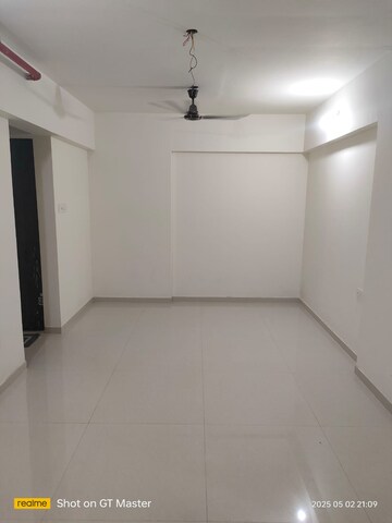 Room in 2 BHK Apartment at Bindra Legacy, Andheri East – for Rent