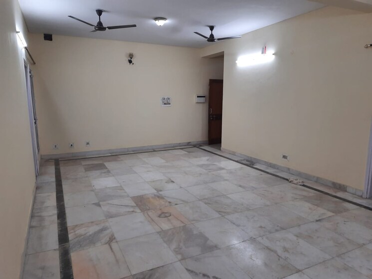 Room, shatabdi-vihar 3.5 Bedroom 2200 Sq.Ft. Apartment In Sector 52 Noida 8652247