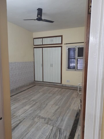 Room in 3.5 BHK Apartment at Shatabdi Vihar, Sector 52 – for Rent