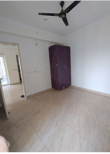 Room in 2 BHK Apartment at Gaur City 7th Avenue, Sector 4 Greater Noida – for Rent