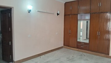 Room in 3 BHK Apartment at DLF Pink Town House, Dlf City Phase 3 – for Rent