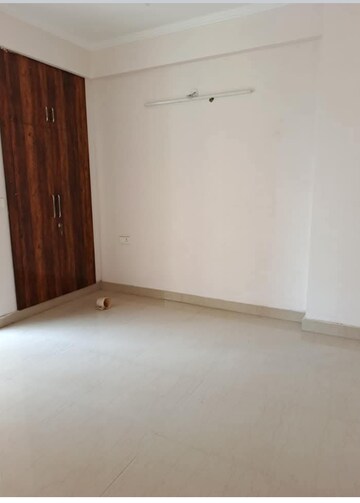 Room in 3 BHK Apartment at Amrapali Golf Homes, Sector 4 Greater Noida – for Rent