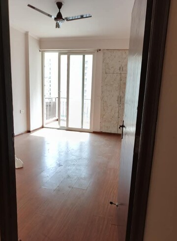 Room in 3 BHK Apartment at Amrapali Golf Homes, Sector 4 Greater Noida – for Rent