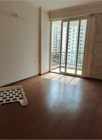 Room in 3 BHK Apartment at Amrapali Golf Homes, Sector 4 Greater Noida – for Rent