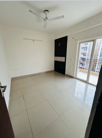 Room in 3 BHK Apartment at Ajnara Le Garden, Sector 16b Greater Noida – for Rent