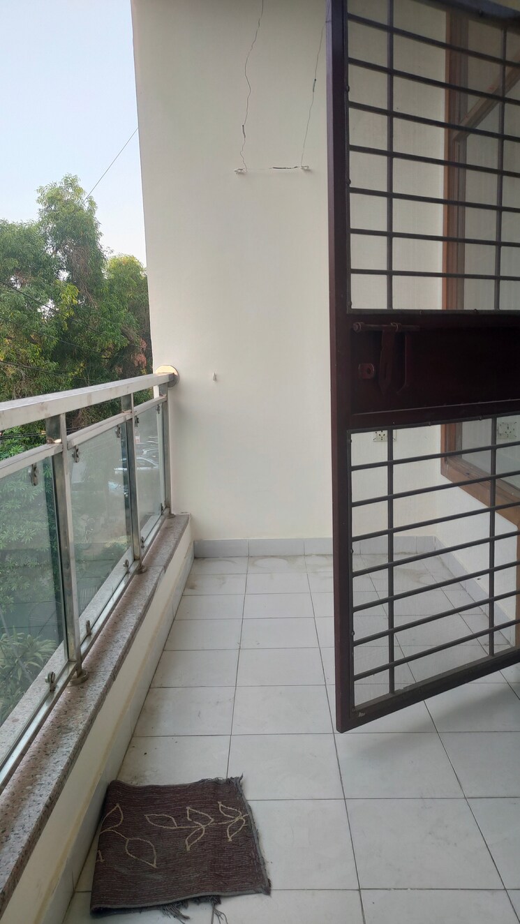 Balcony, sahyag-lane-society 3 Bedroom 1200 Sq.Ft. Builder Floor In Vaishali Sector 5 Ghaziabad 8652369