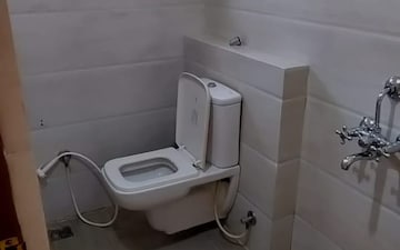 Bathroom in 3 BHK Apartment at Mithanpura – for Rent