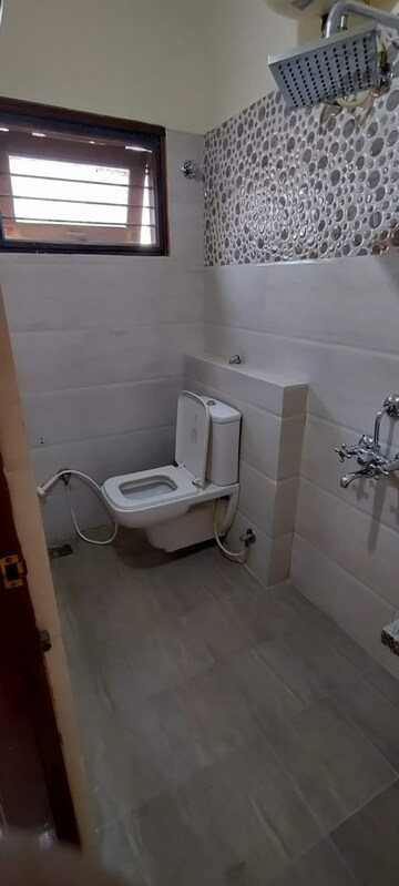 Bathroom in 3 BHK Apartment at Mithanpura – for Rent