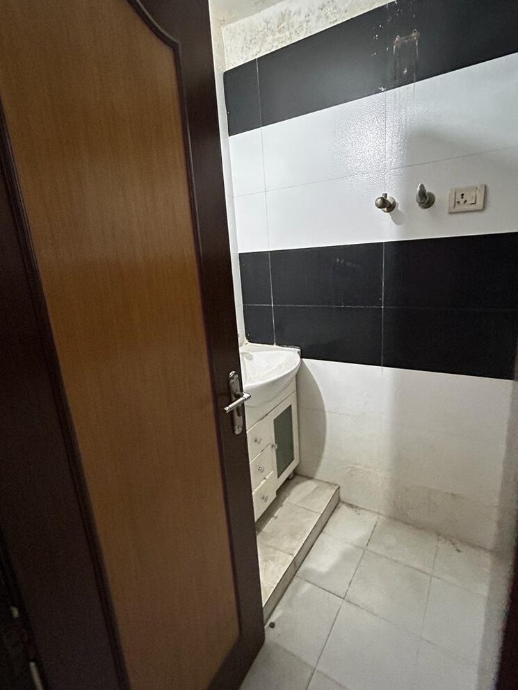 Bathroom, chattarpur 2 Bedroom 106 Sq.Yd. Builder Floor In Chattarpur Delhi 8652487