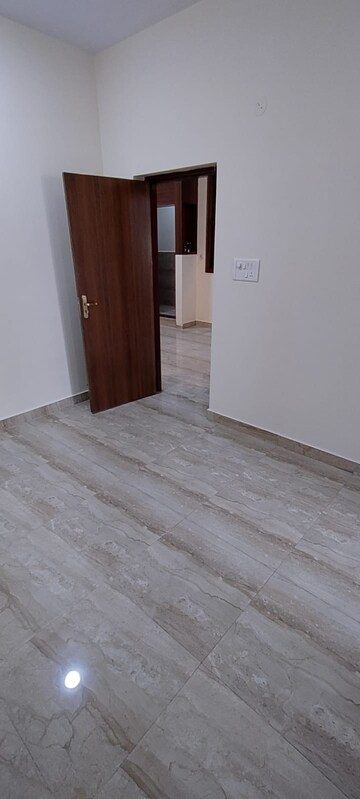 Room in 3 BHK Apartment at Mithanpura – for Rent