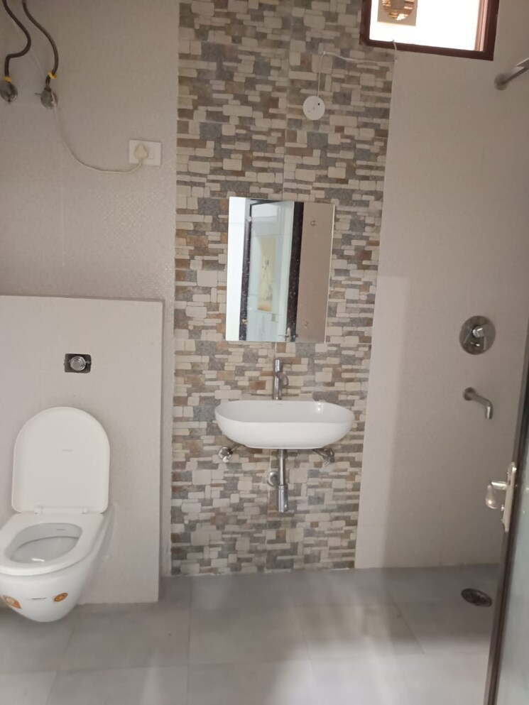 Bathroom, unitech-south-city-ii 4 Bedroom 2800 Sq.Ft. Apartment In Sector 50 Gurgaon 8652408