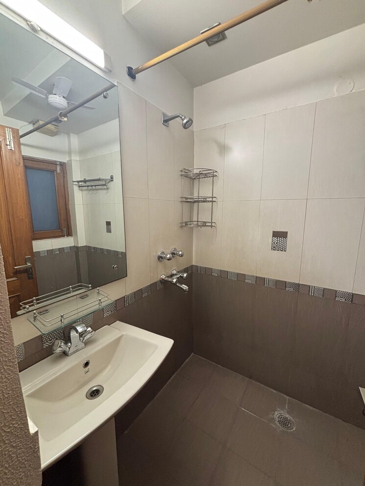 Kitchen, greater kailash i 3 Bedroom 217 Sq.Yd. Builder Floor In Greater Kailash I Delhi 8653446